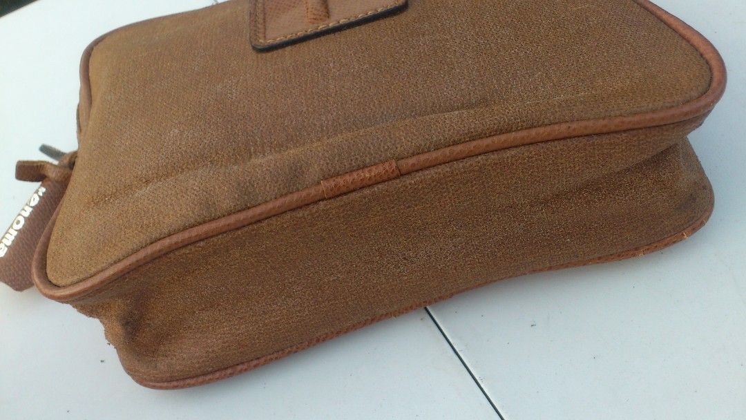 Vintage Renoma Pouch (Category: Luxury Bags & Wallets) located in Muntinlupa City. Submitted by JapanItemsOnTheGo (Listing ID 1451101313, Image 2). Description: Vintage Renoma Travel Pouch / Toiletry ✨ Authentic vintage-style Renoma travel pouch. Brand: Renoma Zip-top closure Brown canvas body with leather/leatherette trim Spacious main compartment Ideal as toiletry bag, makeup pouch, organizer, or travel kit Preloved with normal signs of use (pl