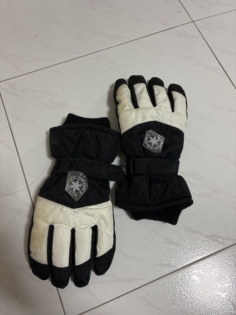 Winter jacket (Category: Gloves) located in Singapore. Submitted by happyprettyme (Listing ID 1451070425, Image 1). Description: .