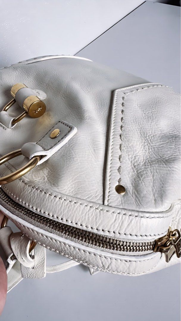 [Original]Yves Saint Laurent YSL Muse - White (Category: Luxury Bags & Wallets) located in Tabuk. Submitted by meksieclosetph (Listing ID 1450955870, Image 2). Description: - Authentic YSL Muse ✔️ Undergone professional bag spa ✔️ Clean & ready to use ✔️ Preloved | Normal signs of use 📩 PM for inquiries. Other details: - Color: White leather - Hardware: Gold details - Includes: Original lock and keys - Condition: Minor signs of wear on leather a