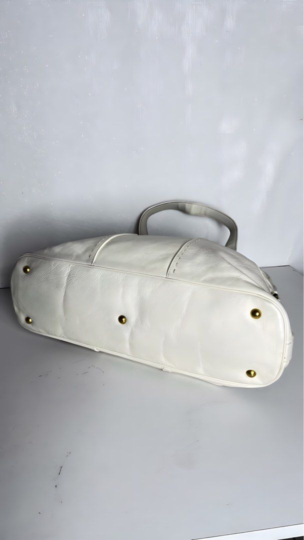 [Original]Yves Saint Laurent YSL Muse - White (Category: Luxury Bags & Wallets) located in Tabuk. Submitted by meksieclosetph (Listing ID 1450955870, Image 3). Description: - Authentic YSL Muse ✔️ Undergone professional bag spa ✔️ Clean & ready to use ✔️ Preloved | Normal signs of use 📩 PM for inquiries. Other details: - Color: White leather - Hardware: Gold details - Includes: Original lock and keys - Condition: Minor signs of wear on leather a