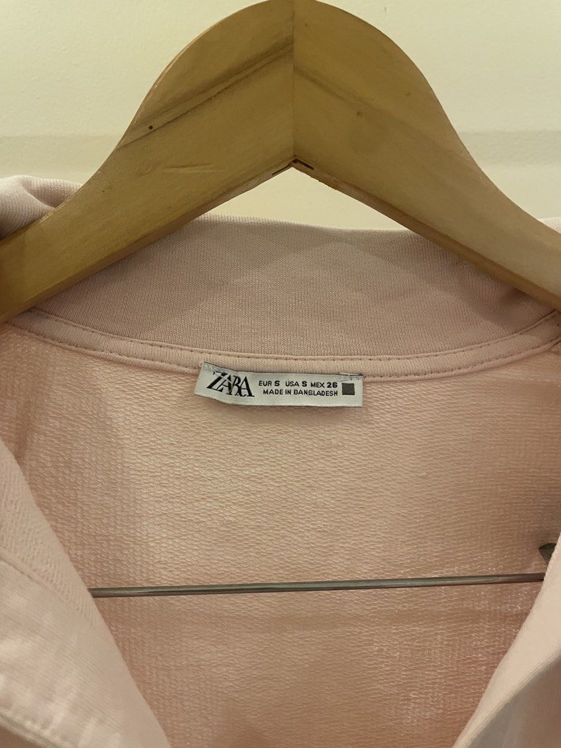 Zara Pink Collared Sweatshirt (Category: Longsleeves) located in Cordon. Submitted by secondgreatt (Listing ID 1450959566, Image 2). Description: - Pink Zara sweatshirt - Collared neckline - Cropped style (hits at the waist) - Long sleeves with ribbed cuffs - Ribbed hem - Made from soft, comfortable fabric - Ideal for casual wear.