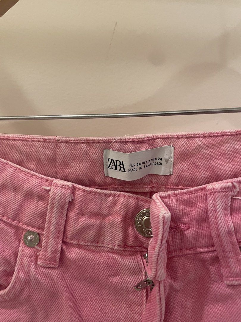Zara Pink Denim Shorts (Category: Shorts) located in Cordon. Submitted by secondgreatt (Listing ID 1450960731, Image 2). Description: - Zara pink denim shorts - High-waisted style - Button and zip closure - Classic five-pocket design - Ideal for casual wear - Versatile for pairing with different tops.