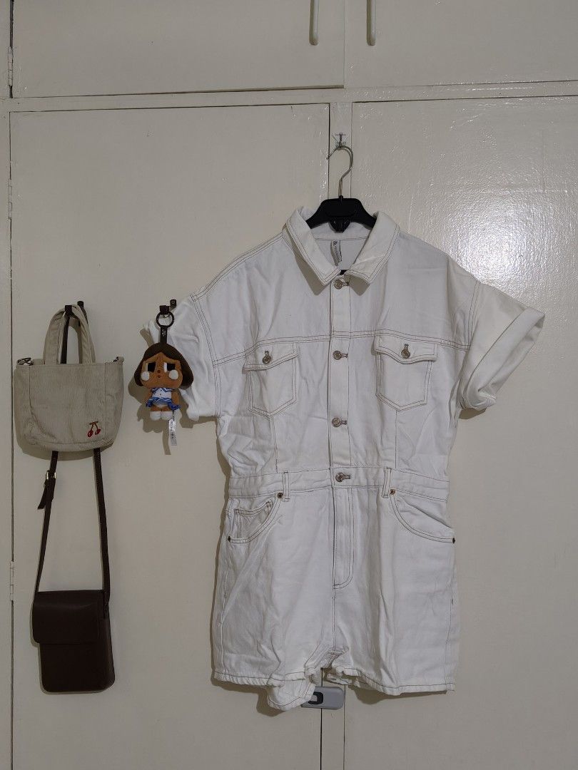 ZARA WHITE DENIM ROMPER (Category: Rompers) located in Cainta. Submitted by relove.finds_2020 (Listing ID 1451111935, Image 2). Description: ZARA THICK WHITE DENIM ROMPER HAS 6 WORKING POCKETS CAN PUT BELT.