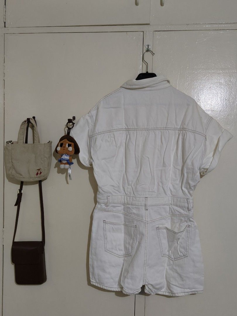 ZARA WHITE DENIM ROMPER (Category: Rompers) located in Cainta. Submitted by relove.finds_2020 (Listing ID 1451111935, Image 3). Description: ZARA THICK WHITE DENIM ROMPER HAS 6 WORKING POCKETS CAN PUT BELT.