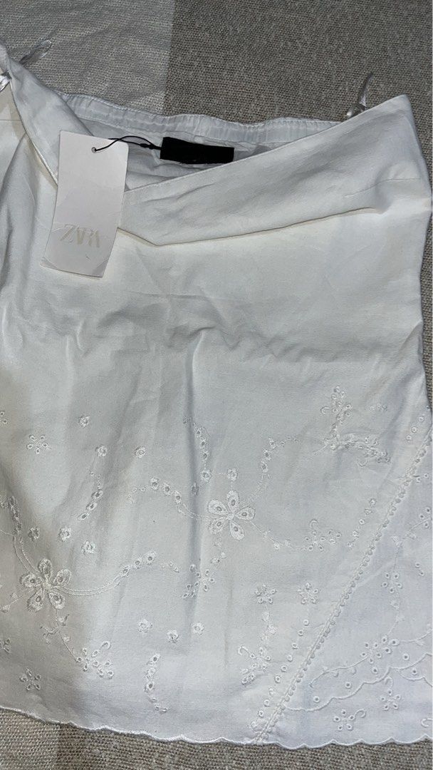 Zara white eyelet tube top (Category: Others Tops) located in Santiago. Submitted by sonielyn (Listing ID 1451048644, Image 2). Description: size medium (true to size) no haggling brand new with tag rfs: decluterring.