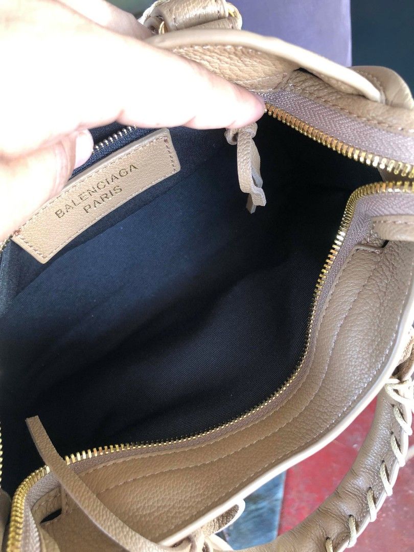 24cm small size (Category: Luxury Bags & Wallets) located in Ozamiz City. Submitted by kapesteba112457 (Listing ID 1451140917, Image 2). Description: 24cm!! Small size kasya long wallet!! Puro balat pulido matibay mabango !! For only 7500 😍 selected preloved bag from japan/korea ❤️.