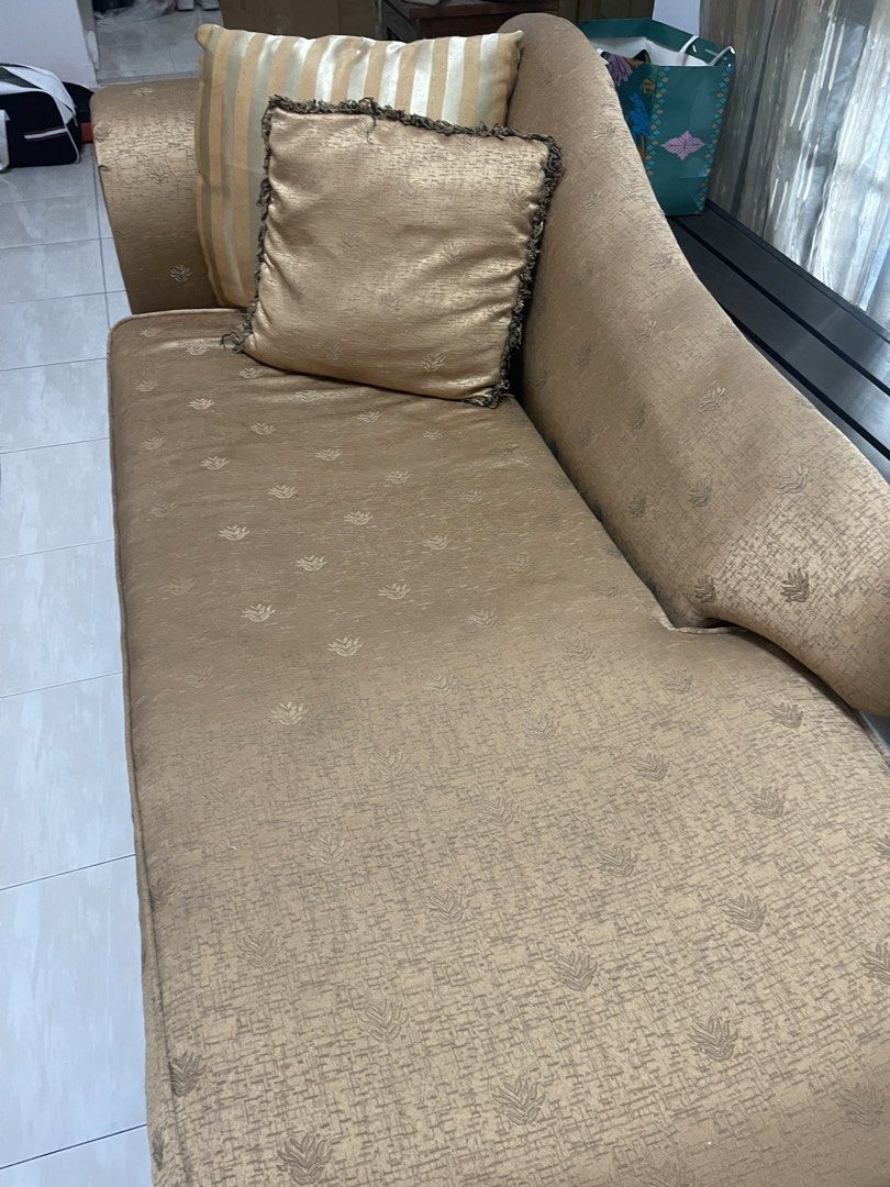 3 seater sofaa (Category: Sofas) located in Nilai. Submitted by mimi_mazlan (Listing ID 1451289607, Image 3). Description: Lelonggg .