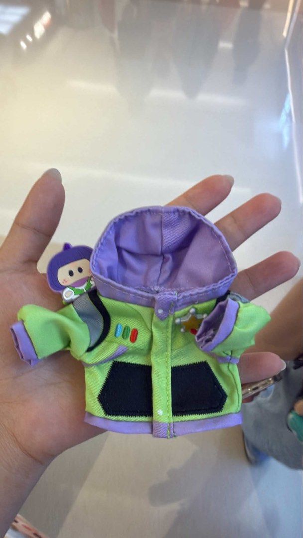 Miniso迪士尼 反斗奇兵 Toy Story Buzz巴斯光年 衫仔 （分類：絨毛玩具）位於 Hong Kong。 由 sying0630 提交（商品編號 1451280513，圖片 1）。簡介： 呢套係反斗奇兵嘅換衫仔，有 Buzz 兩款。質料唔錯，手工都幾好。啱晒鍾意儲公仔嘅朋友仔，或者送俾小朋友都得。。