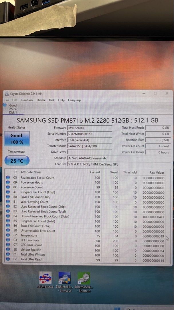 由 hewei.66 (刊登 ID 1451219783，圖片 2) 提交，位於 新北市 (New Taipei) 的 全新未使用 Samsung 三星 512GB M.2 2280 SATA SSD｜健康度100% (類別：硬碟及儲存裝置)，說明：全新未使用，非拆機品。 僅為確認功能短暫通電檢測，單顆裸裝，實際商品如照片。 【商品規格】 容量：512GB 尺寸：M.2 2280（22×80mm） 介面：SATA III 6Gb/s 接頭：B+M Key 雙缺口 顆粒：TLC 最高讀取速度：約540MB/s 最高寫入速度：約520MB/s 支援：S.M.A.R.T.、NCQ、TRIM、DevSleep 【檢測狀態】 CrystalDiskInfo：Good 100% 通電時間：0小時 通電次數：3次 總讀取：0GB 總寫入：0GB 適用於支援M.2 2280 SATA規格的筆電或桌上型電腦。 注意：本商品是SATA規格，不是NVMe。 購買前請先確認裝置的M.2插槽有支援SATA協議，不