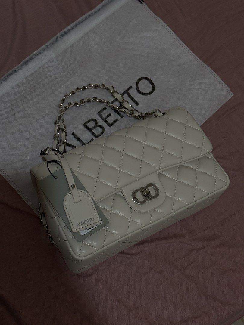 Alberto White Bag (Category: Luxury Bags & Wallets) located in Floridablanca. Submitted by shop.3m (Listing ID 1451259804, Image 2). Description: OFF WHITE SLIGHTLY USED BOUGHT IT ₱ 2,799 AT PHYSICAL STORE.