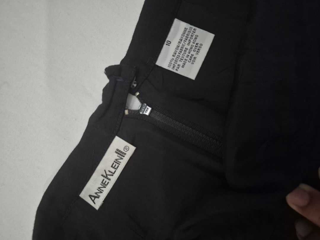 Anne Klein Pencil Skirt (Category: Skirts) located in Santa Cruz. Submitted by deenem (Listing ID 1451176295, Image 3). Description: Waist: 28 Lenght: 23.