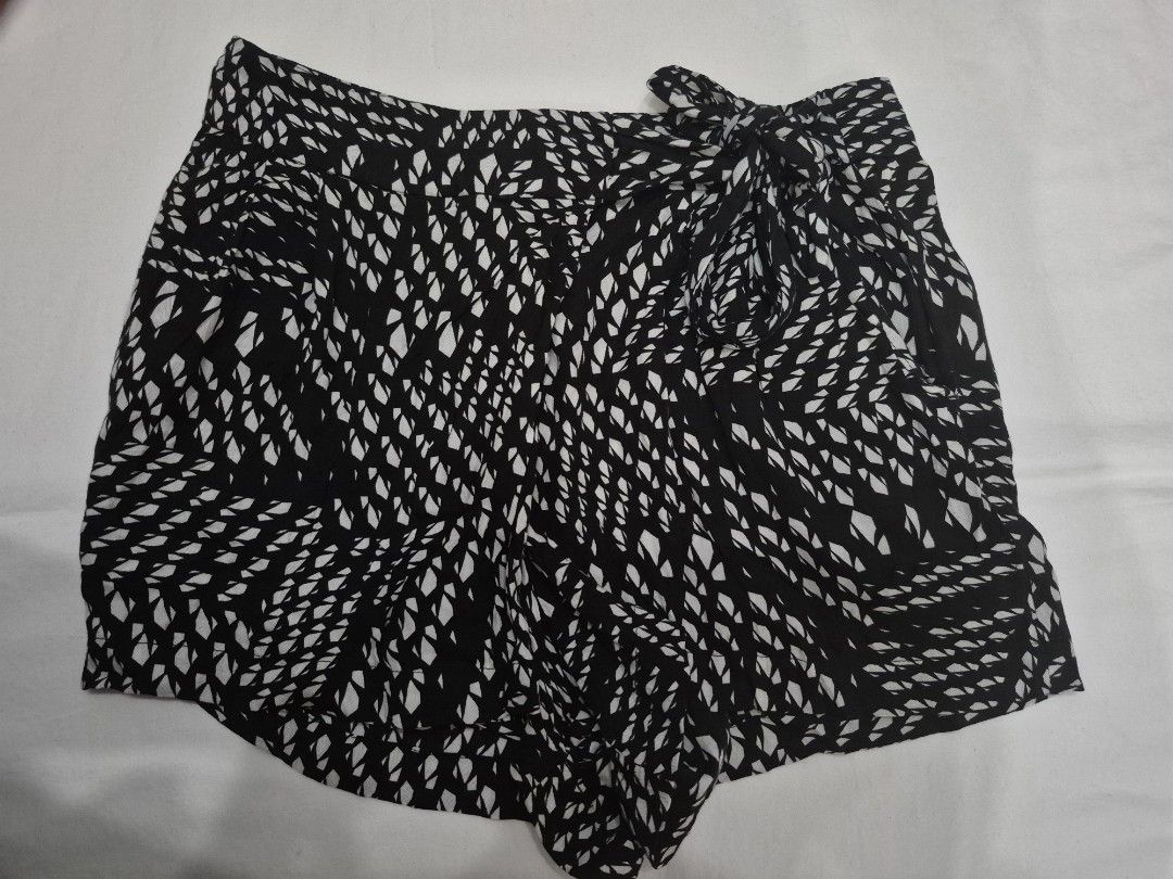 b+ab shorts (Category: Shorts) located in Santa Cruz. Submitted by deenem (Listing ID 1451192316, Image 2). Description: Waist: 18 Lenght: 12.