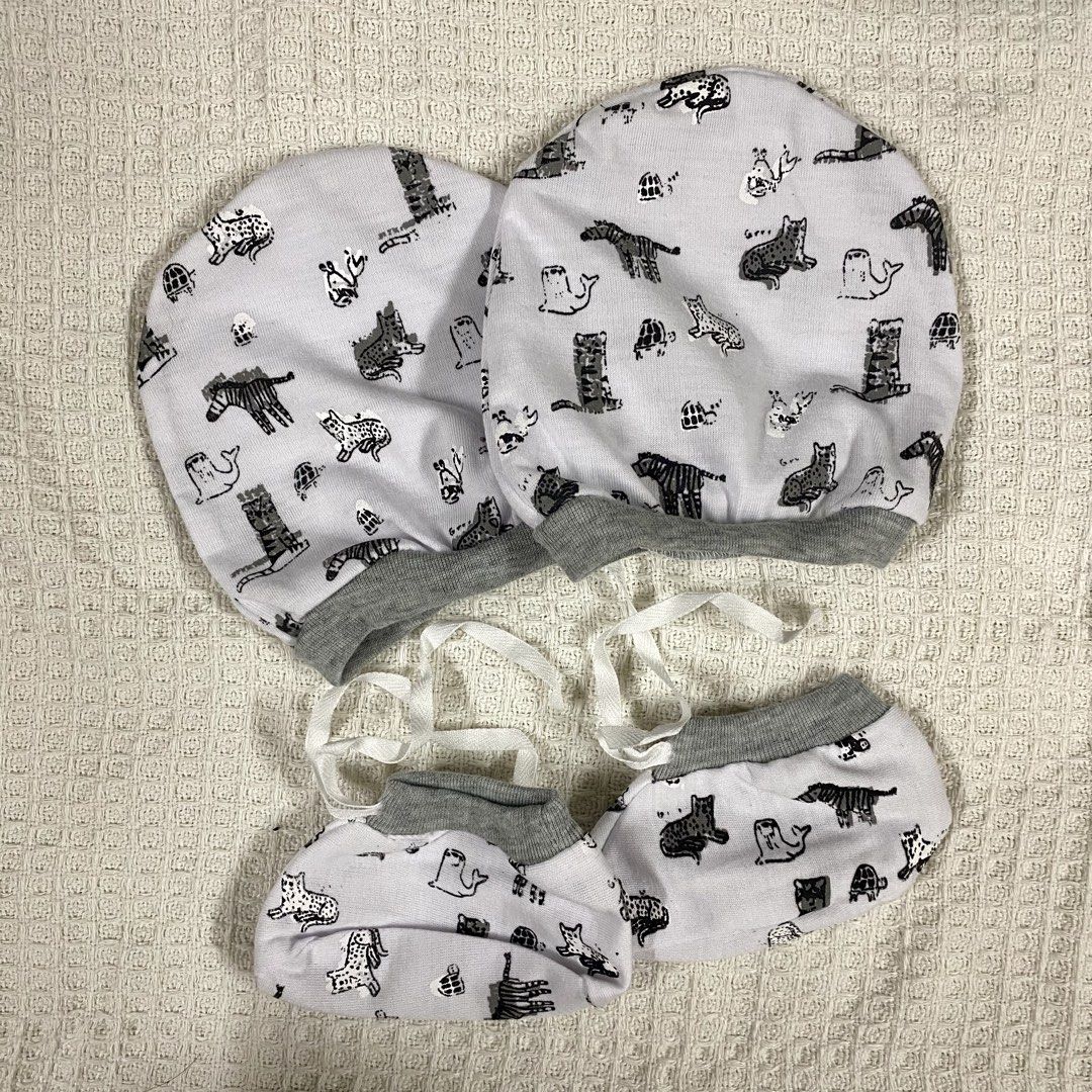 BABY HAT AND BOOTIES (Category: Babies & Kids Fashion) located in Paranaque City. Submitted by seashells13 (Listing ID 1451131998, Image 1). Description: DETAILS : - Never been used. - you get two hats and 2 sets of booties. - cotton material COURIERS : GogoXpress, J&T and LALAMOVE MODE OF PAYMENT : GCASH or BANK TRANSFER ONLY. LOCATION 📍: PARAÑAQUE CITY.