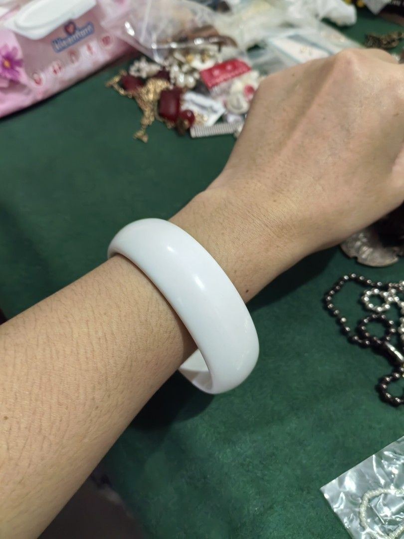 Bangle Bracelet (Category: Bracelets) located in Cebu City. Submitted by dudes_villanueva (Listing ID 1451140069, Image 3). Description: Bangle Bracelet - Possibly White Resin Material 📌 In excellent condition. See all pics for details. Diameter : 3.25 in Width: 0.80 in.