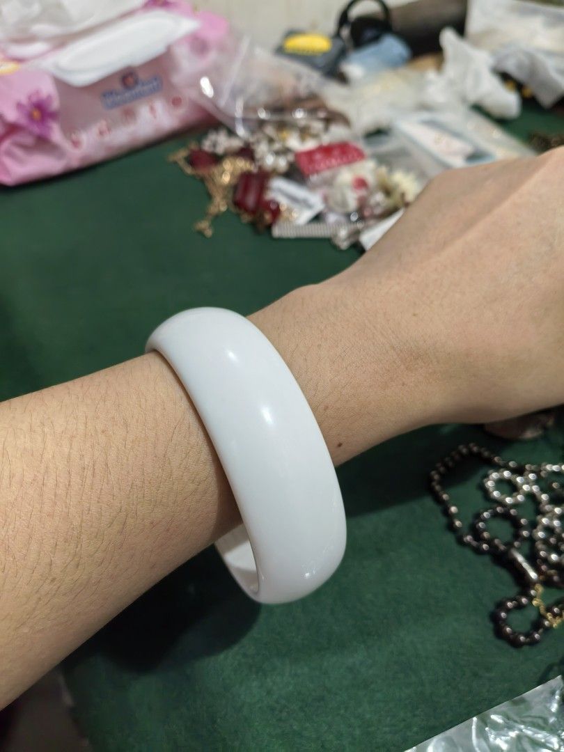 Bangle Bracelet (Category: Bracelets) located in Cebu City. Submitted by dudes_villanueva (Listing ID 1451140069, Image 2). Description: Bangle Bracelet - Possibly White Resin Material 📌 In excellent condition. See all pics for details. Diameter : 3.25 in Width: 0.80 in.