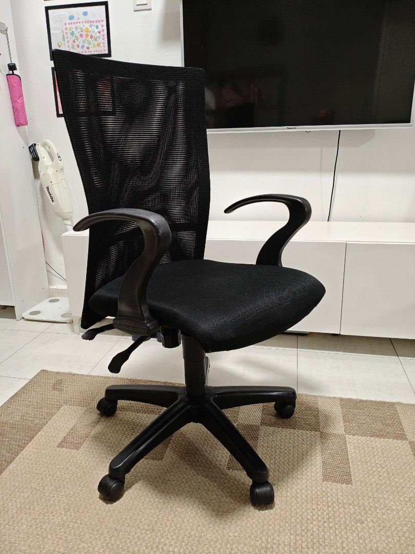 Black Mesh Back Office Chair with Armrests (Category: Chairs) located in Kuala Lumpur. Submitted by abdulrahman1987 (Listing ID 1449837453, Image 1). Description: - Breathable Mesh Back Fabric. - Back Rest use Solid Steel Frame. - Seat Height Control Function (Use heavy duty gas lift cylinder). - Tilt & Lock Function. - Tilt Tension Adjustment Function. - Available 40pcs. - Self pickup area Lotus Ampang .
