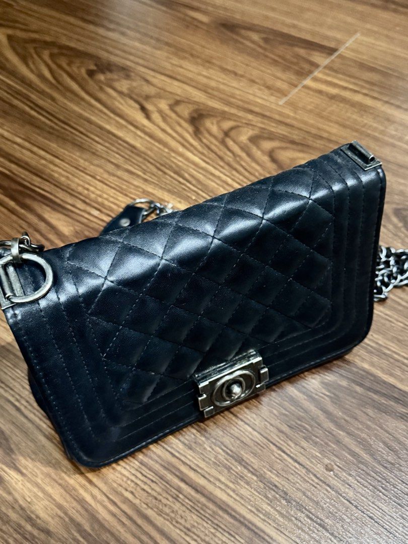black shoulder bag / medium size (Category: Shoulder Bags) located in Manila. Submitted by ch4eo (Listing ID 1451281432, Image 2). Description: Flaws are already posted. The handle may need restoration, but it is still functional and doesn’t peel. Features a red interior that needs cleaning. Overall, it has been well stored and remains in good condition..