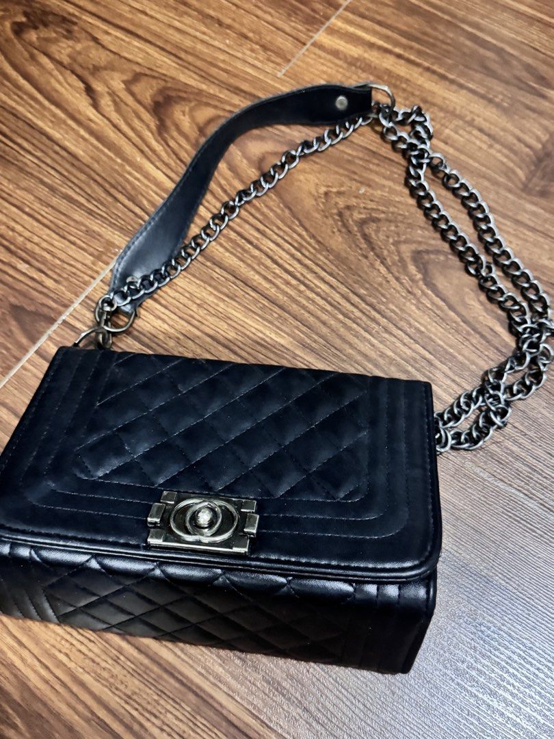 black shoulder bag / medium size (Category: Shoulder Bags) located in Manila. Submitted by ch4eo (Listing ID 1451281432, Image 1). Description: Flaws are already posted. The handle may need restoration, but it is still functional and doesn’t peel. Features a red interior that needs cleaning. Overall, it has been well stored and remains in good condition..