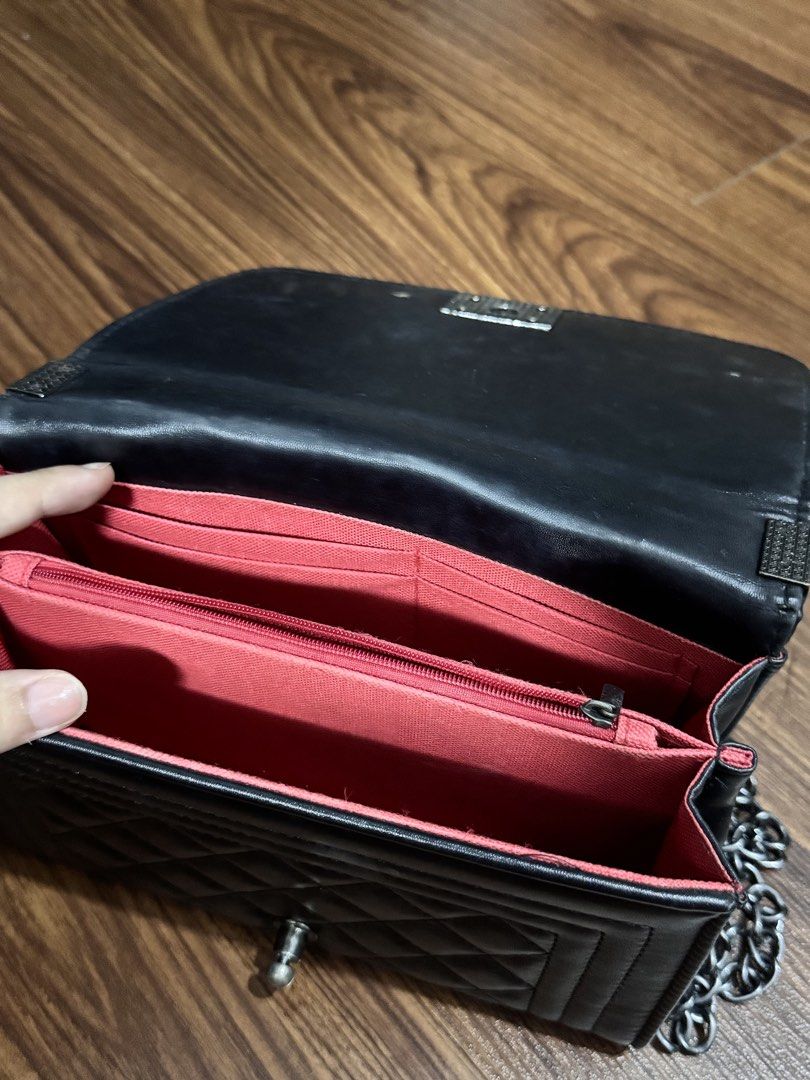 black shoulder bag / medium size (Category: Shoulder Bags) located in Manila. Submitted by ch4eo (Listing ID 1451281432, Image 3). Description: Flaws are already posted. The handle may need restoration, but it is still functional and doesn’t peel. Features a red interior that needs cleaning. Overall, it has been well stored and remains in good condition..