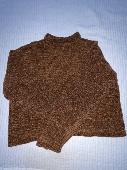 Brown Knit Mock Neck Sweater (Category: Longsleeves) located in Kuala Lumpur. Submitted by bleepblops (Listing ID 1451210752, Image 1). Description: - Postage semenanjung malaysia only - Price NOT INCL POSTAGE - Please dm to buy - Cozy brown knit sweater - Baggy Crop fit, M/L - Mock neck design - Long sleeves - Textured, fuzzy appearance - Ideal for layering or standalone wear - Perfect for cooler weather - Easy to pair with jeans or skirts.