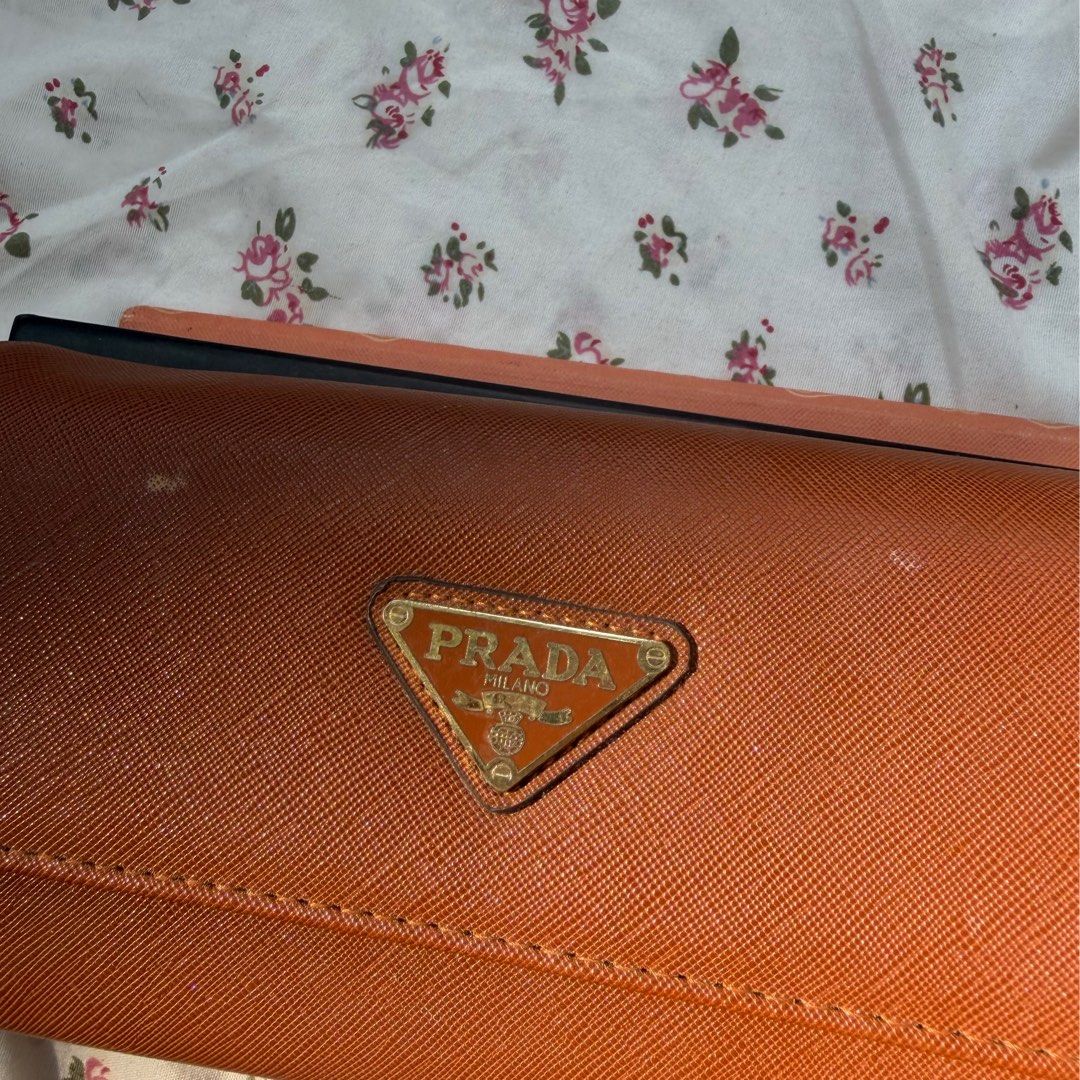 brown leather wallet (Category: Luxury Bags & Wallets) located in Manila. Submitted by knicknats (Listing ID 1451215578, Image 2). Description: .