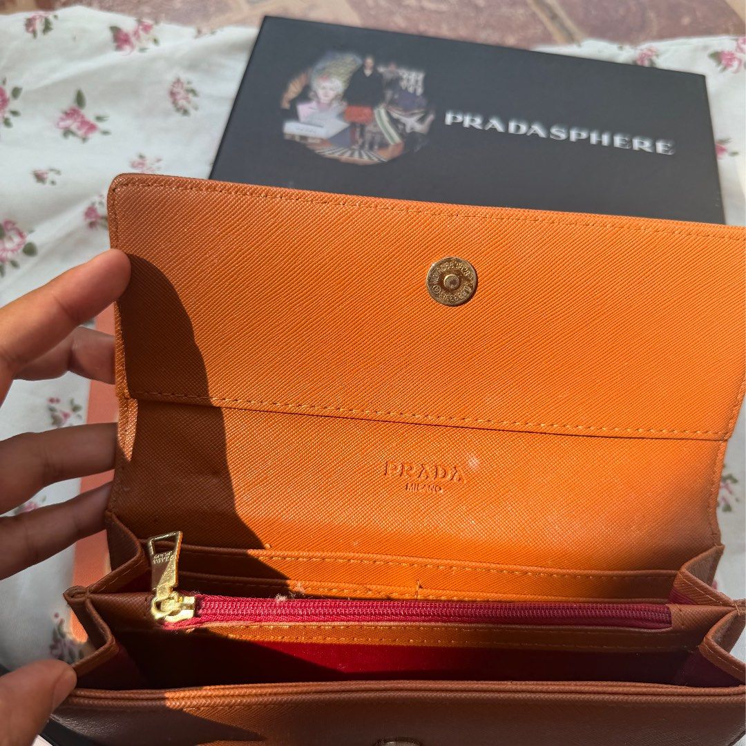 brown leather wallet (Category: Luxury Bags & Wallets) located in Manila. Submitted by knicknats (Listing ID 1451215578, Image 3). Description: .