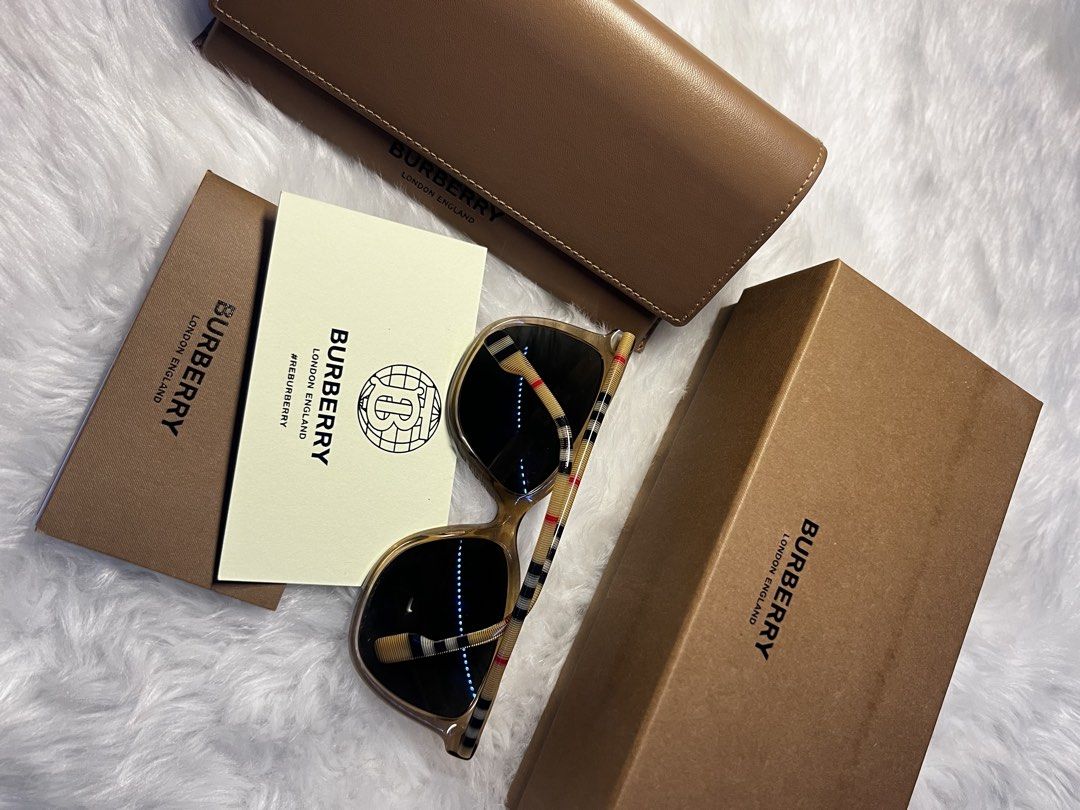 Burbbery orig shades (Category: Luxury Accessories) located in Imus. Submitted by rence_ (Listing ID 1451152623, Image 2). Description: Original burberry .