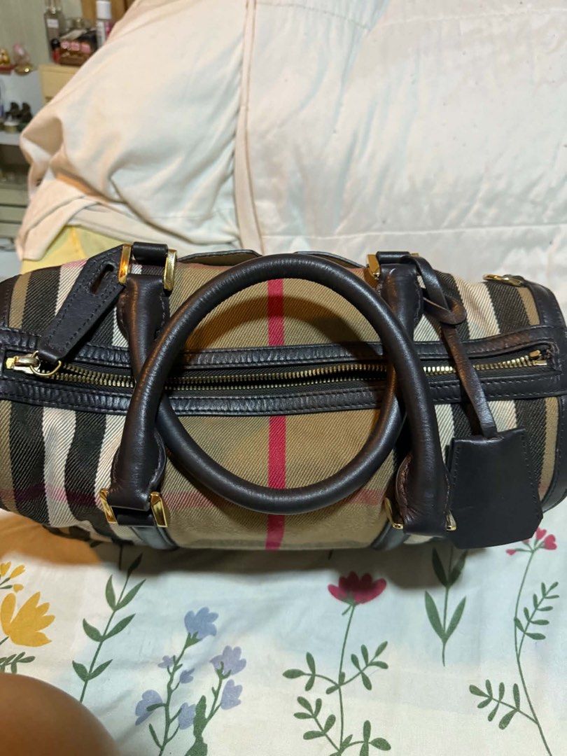Burberry Bag 💯 Authentic (Category: Luxury Bags & Wallets) located in Caloocan City. Submitted by flamingo_heart04 (Listing ID 1451174007, Image 3). Description: Burberry Bag 💯 Original & Authentic In good condition 8/10 It has a little interior flaw Shoulder or cross body bag .