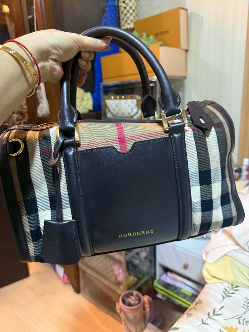 Burberry Bag 💯 Authentic (Category: Luxury Bags & Wallets) located in Caloocan City. Submitted by flamingo_heart04 (Listing ID 1451174007, Image 1). Description: Burberry Bag 💯 Original & Authentic In good condition 8/10 It has a little interior flaw Shoulder or cross body bag .