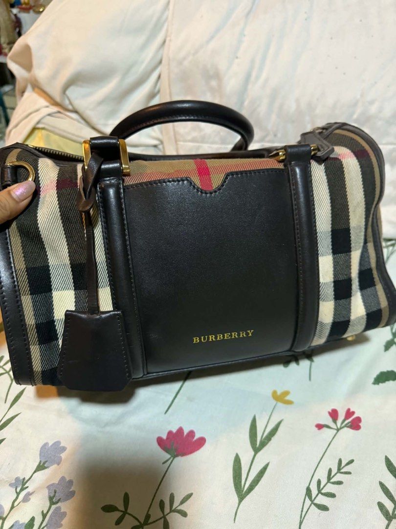 Burberry Bag 💯 Authentic (Category: Luxury Bags & Wallets) located in Caloocan City. Submitted by flamingo_heart04 (Listing ID 1451174007, Image 2). Description: Burberry Bag 💯 Original & Authentic In good condition 8/10 It has a little interior flaw Shoulder or cross body bag .