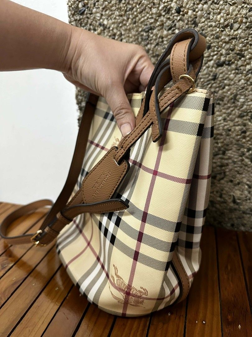 Burberry tote bag (Category: Tote Bags) located in Angeles City. Submitted by aiscanday (Listing ID 1451231126, Image 2). Description: NGA Korea/Japan source.