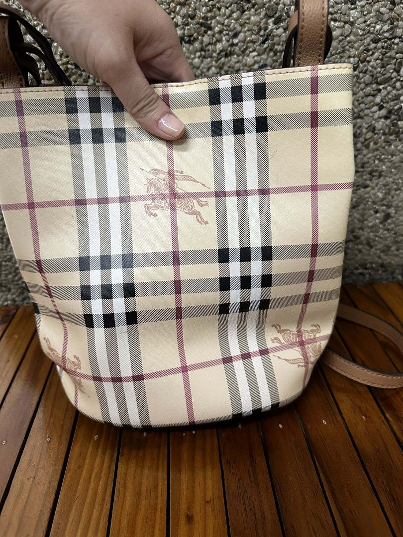Burberry tote bag (Category: Tote Bags) located in Angeles City. Submitted by aiscanday (Listing ID 1451231126, Image 3). Description: NGA Korea/Japan source.