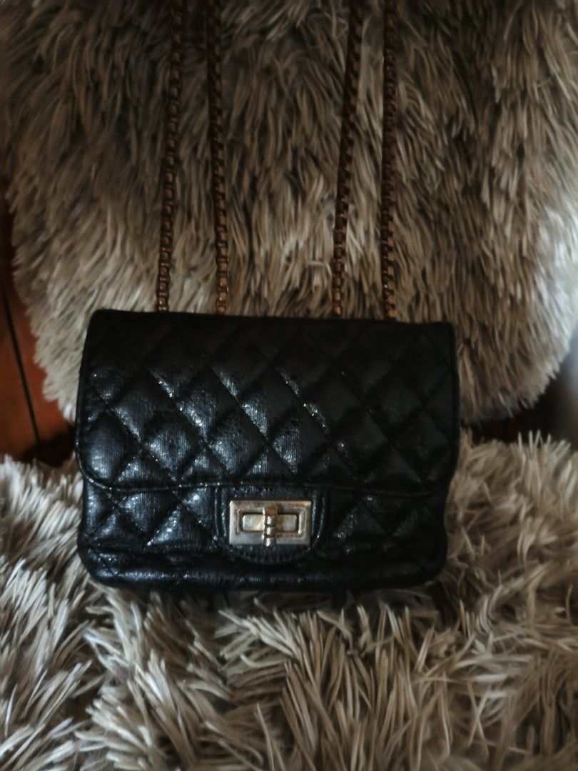Buy 1 Take 1 bags Set G (Category: Luxury Bags & Wallets) located in Valenzuela. Submitted by emotika (Listing ID 1451323243, Image 2). Description: - White handbag featuring a gold ring detail and 'ROMANCE & PARIS' text. - Black quilted bag with an elegant gold chain strap and a silver clasp. - Both bags are versatile and suitable for various occasions. - Chic and stylish designs to elevate your look..