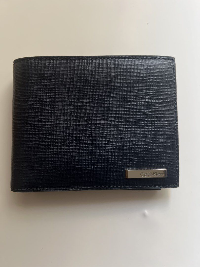 Calvin Klein （分類：銀包、卡片套）位於 Hong Kong。 由 tokyo28 提交（商品編號 1451237378，圖片 1）。簡介： 男士真皮克色銀包，內隔多，可放多張信用卡，冇盒，全新未使用過。