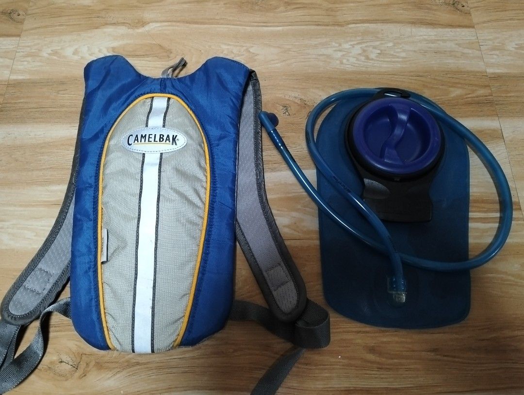 CAMELBACK SKEETER HYDRATION BAG (Category: Bicycles) located in Cabuyao City. Submitted by trip10clothing (Listing ID 1451230990, Image 2). Description: READ FIRST... FOR SALE: CAMELBACK SKEETER HYDRATION BAG 1 LITER Excellent Condition Very Presentable DIMES: 18 X 31 CM NOTE: May konting chip off sa bite valve. Palitan nio na lang if maselan. PRICE: 1250 + SF PICK UP OR SHIPPING LOCATION: Cabuyao Laguna -NO COD/COP- DM📩...