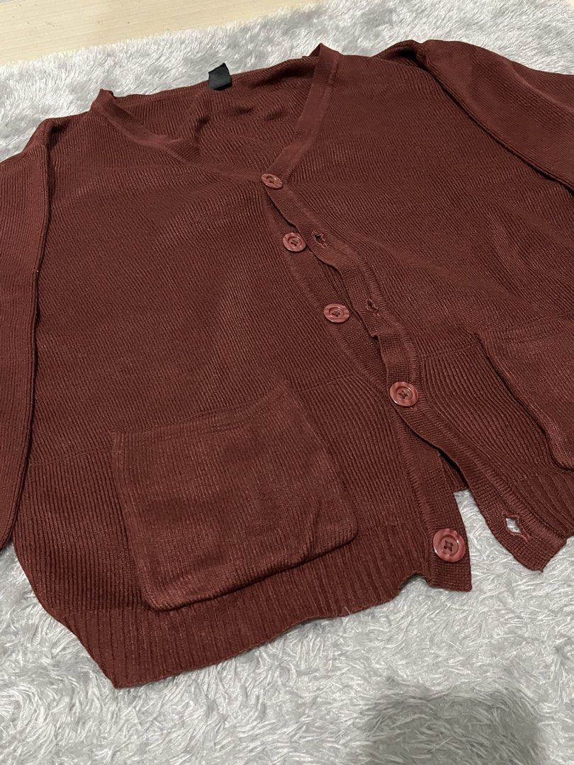 Cardigan maroon (Kategori: Atasan) berada di Jakarta Timur. Dikirim oleh preloveddabayaa_ (ID iklan 1451259493, Gambar 2). Deskripsi: .