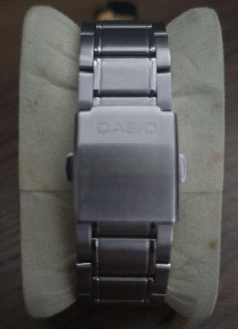 Casio (Category: Men's Watches) located in Singapore. Submitted by gr8store (Listing ID 1451170639, Image 3). Description: Casio watch come with box and link Meet up at my POC.