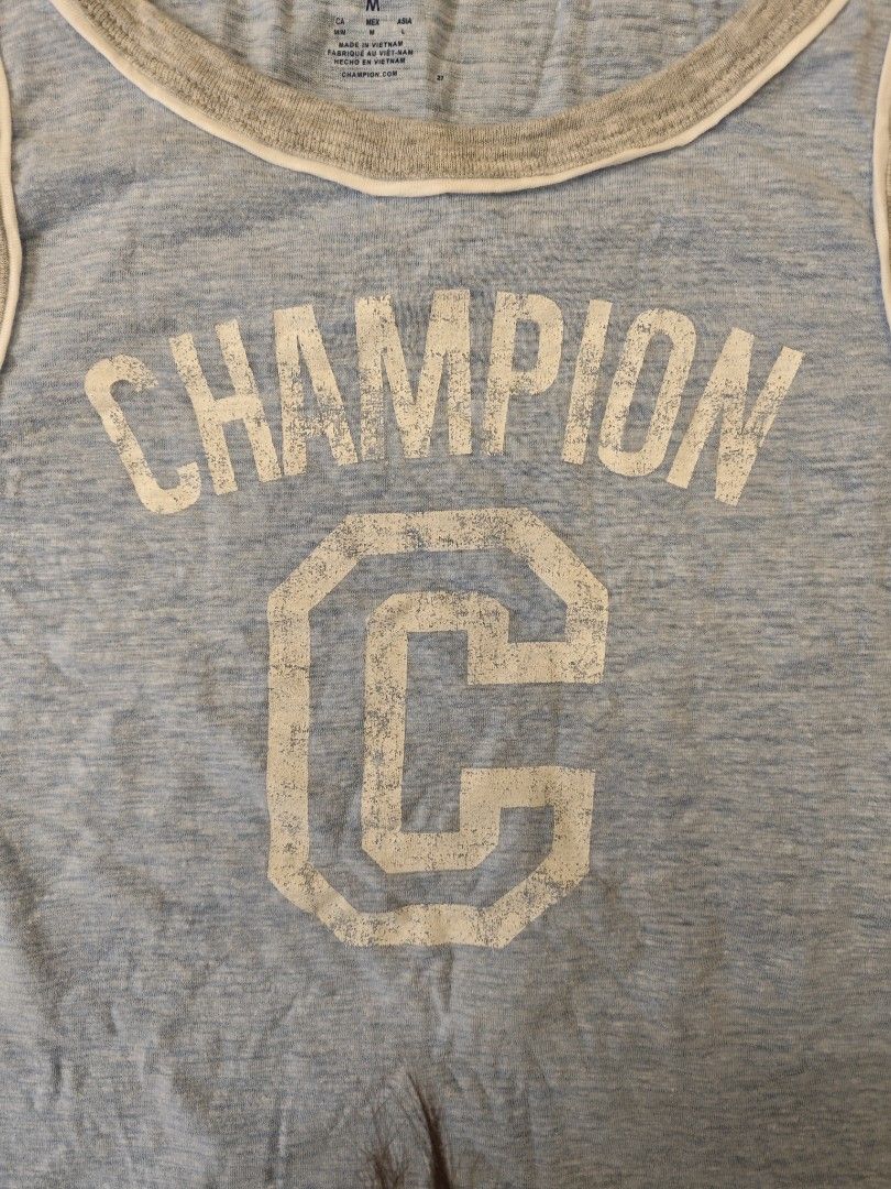 全新閒置Champion 女裝粉藍色背心 （分類：背心）位於 Hong Kong。 由 hoyan0529 提交（商品編號 1451154578，圖片 3）。簡介： 全新，已剪牌及清洗 購入多時，有擺放痕跡，擺放得耐有瑕疵，圖10所示，介意勿買 只限中環站交收或順豐到付。
