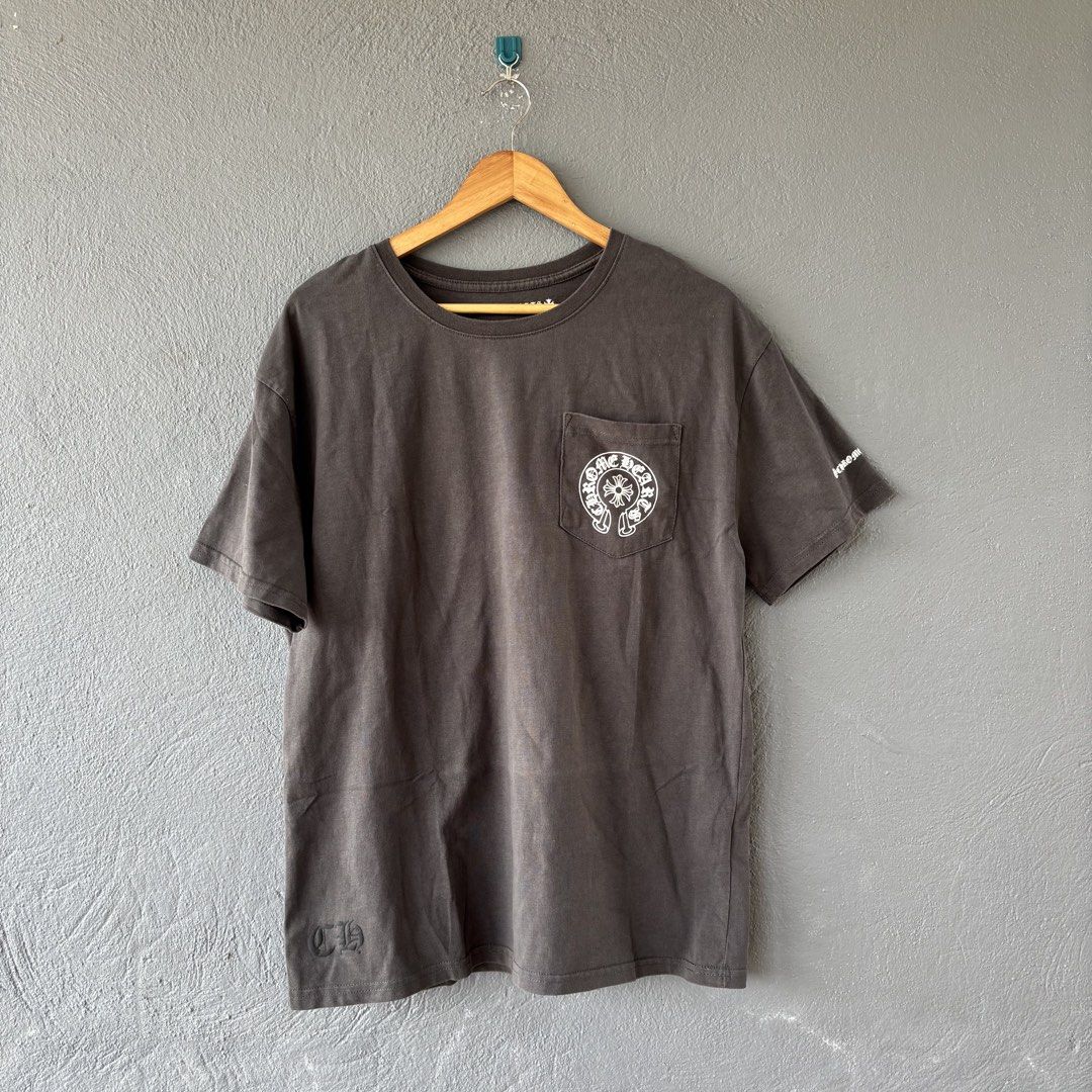 Chrome hearts tee (Category: Tshirts & Polo Shirts ) located in San Fernando. Submitted by diff.thr1ft (Listing ID 1451146574, Image 1). Description: - Brand: Chrome Hearts Tee - Size: L (EU 52 / UK 42 / US 42) - Color: Gray - Condition: Layered Condition 4/5 (Good) - Features: Front pocket logo, large back logo, sleeve detail, neck print - Style: Casual, streetwear - Meetup Location: San Fernando Elementary School, Pampanga.