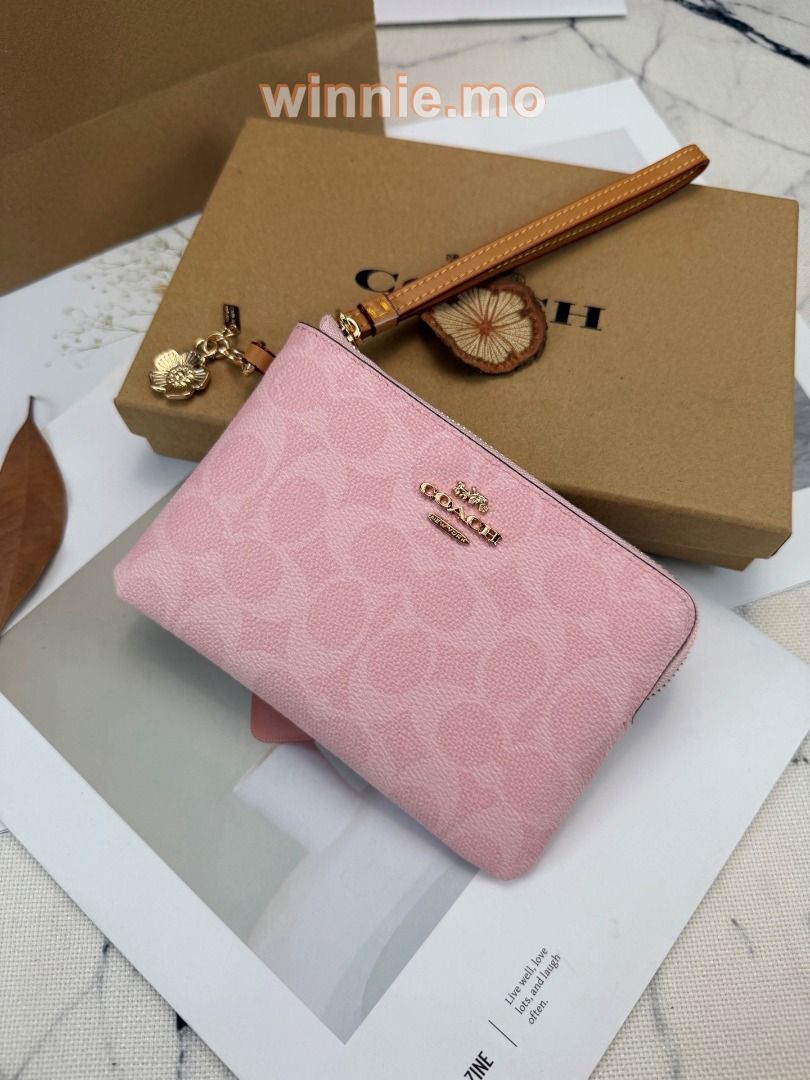 全新✨COACH 手拿包 銀包 wallet 🎁禮盒 （分類：手拿包）位於 Hong Kong。 由 winnie.mo 提交（商品編號 1451232763，圖片 1）。簡介： 🆕產品全新未使用 原廠完整包裝 💎Carousell官方認證紫鑽優質商戶 📦【順豐包郵 4-7日送到】 👜 信心保證 支持貨到付款 👜 實物拍攝，見到咁就係咁 【運費優惠】 🚚 順豐包郵（送去全港順豐站/住宅地址） 💝 出貨前會仔細檢查，再加多重保護包裝，確保完好無損 ✨更多款式同颜色请DM。