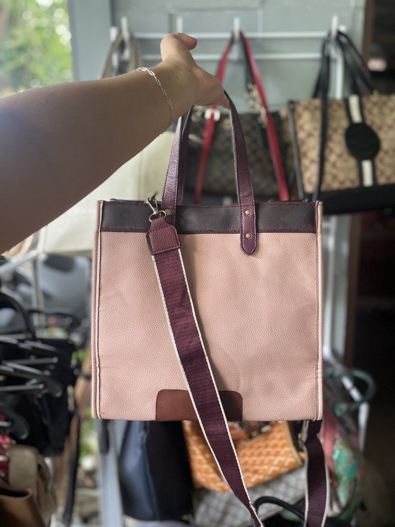 Coach Leatherware Tote Bag Pink Burgundy (Category: Tote Bags) located in Naga. Submitted by tres_fitz (Listing ID 1451270836, Image 2). Description: may sign of use lang and minimal scratch. overall ang ganda pa ng quality nito.