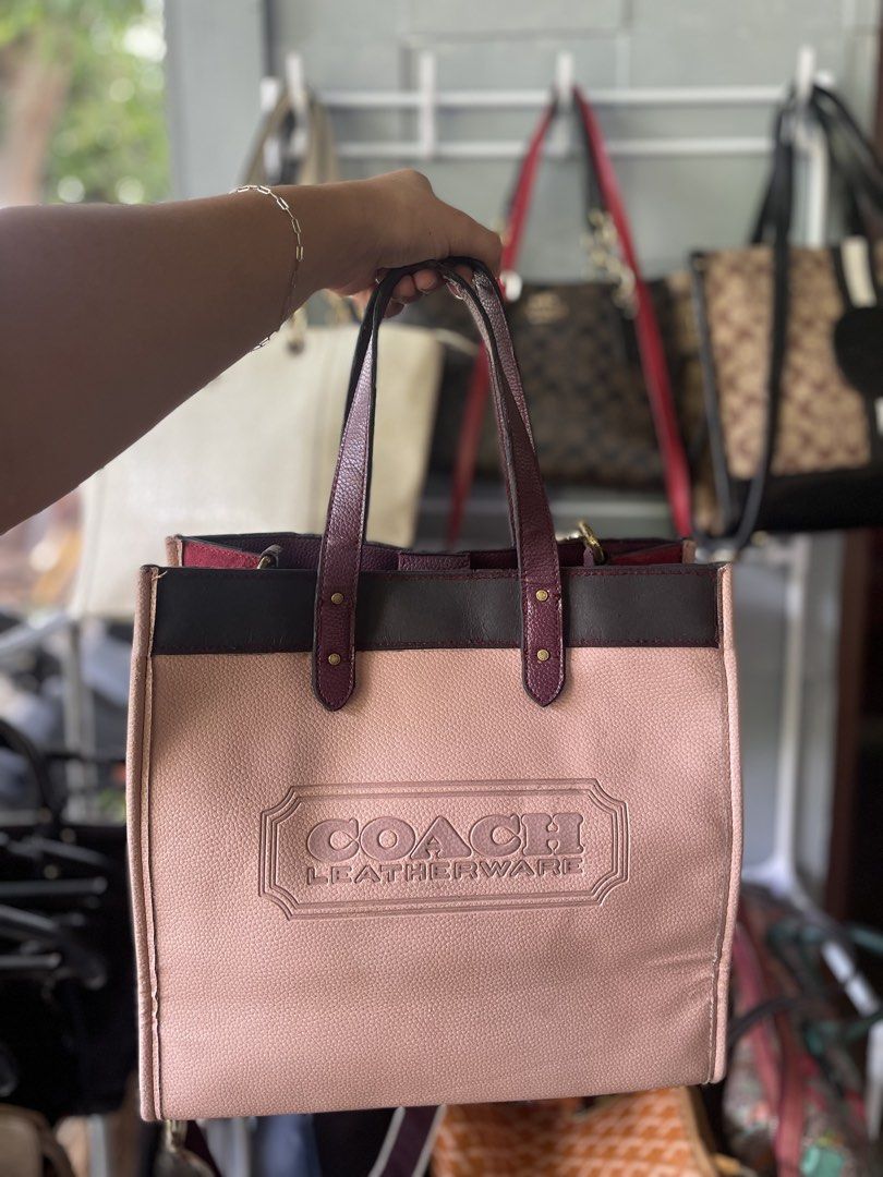 Coach Leatherware Tote Bag Pink Burgundy (Category: Tote Bags) located in Naga. Submitted by tres_fitz (Listing ID 1451270836, Image 1). Description: may sign of use lang and minimal scratch. overall ang ganda pa ng quality nito.