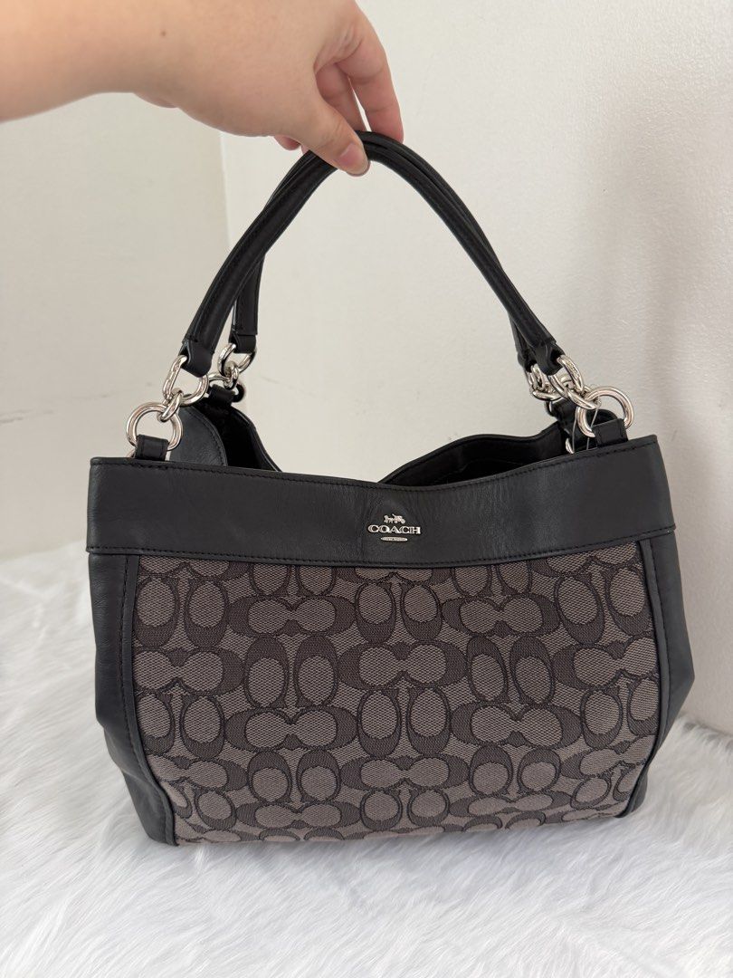 Coach (Category: Luxury Bags & Wallets) located in Santa Rosa. Submitted by anneg008 (Listing ID 1451197615, Image 2). Description: Bought in Japan Almost New .