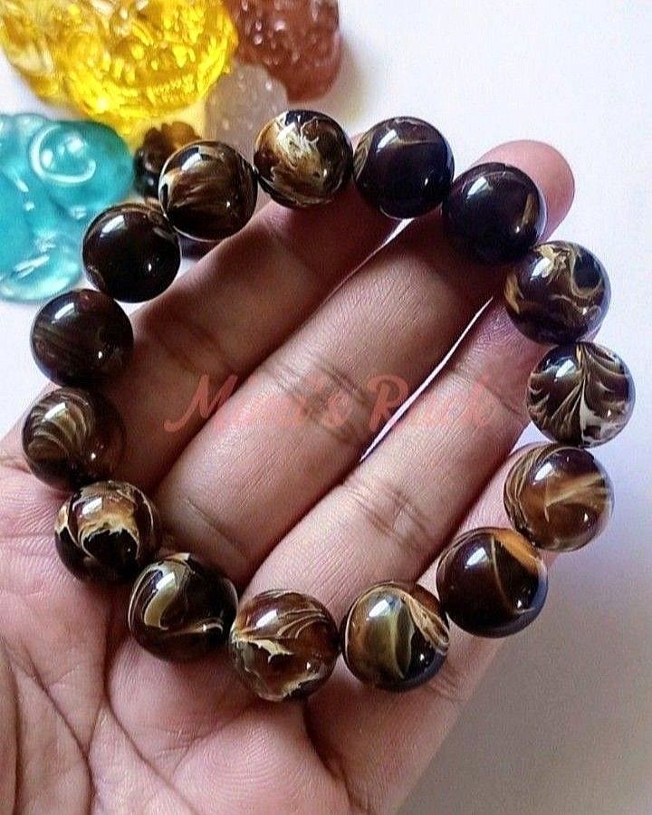 Coffee Beeswax Amber | Natural Amber Stone (Category: Bracelets) located in Taguig. Submitted by mimisrack (Listing ID 1451310262, Image 1). Description: 🤎Rich tones with warm elegance. -Coffee-colored beeswax amber material -Smooth polished finish with deep earthy hues -Lightweight and comfortable for jewelry use -Amber is associated with warmth, protection, and positive energy -A beautiful natural piece that adds a cozy and luxurious touch 🧿 