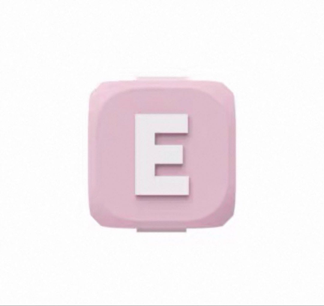 Cube box （分類：樂高及拼砌組合）位於 Hong Kong。 由 brian0010 提交（商品編號 1451135519，圖片 1）。簡介： 哈囉各位買家呢個係一個超可愛嘅粉紅色骰仔盒仔，上面仲印咗個白色嘅大英文字母「E」添啱晒想搵啲得意小擺設或者收納小物嘅你哋無論係放喺書枱、床頭定係化妝台都咁靚盒仔設計簡約得嚟又好有心思，粉紅色夠晒少女心，絕對係提升生活品味嘅好幫手快啲帶佢返屋企啦。