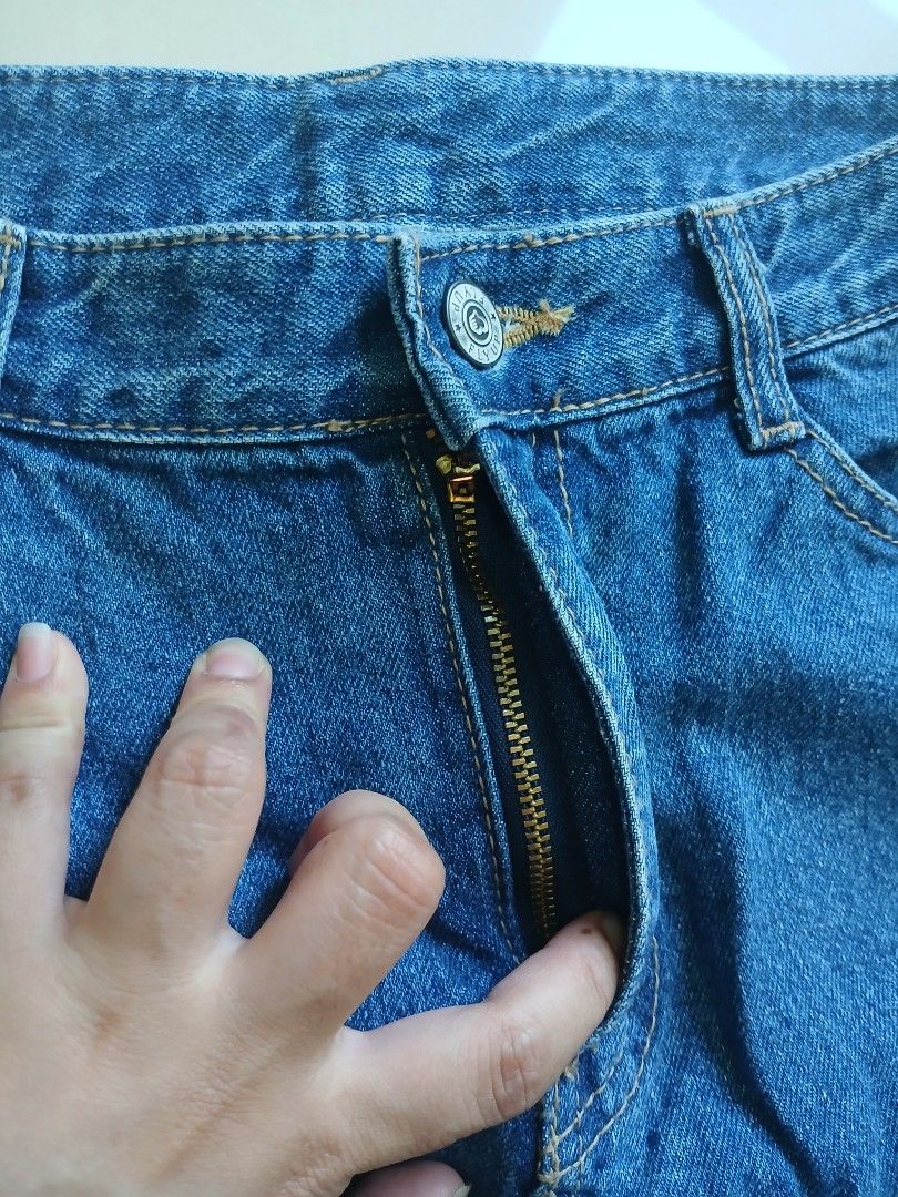 由 galoreshopping (刊登 ID 1451184732，圖片 3) 提交，位於 高雄市 (Kaohsiung) 的 Denim long skirt (類別：其他下身衣物)，說明：waistline size 28。