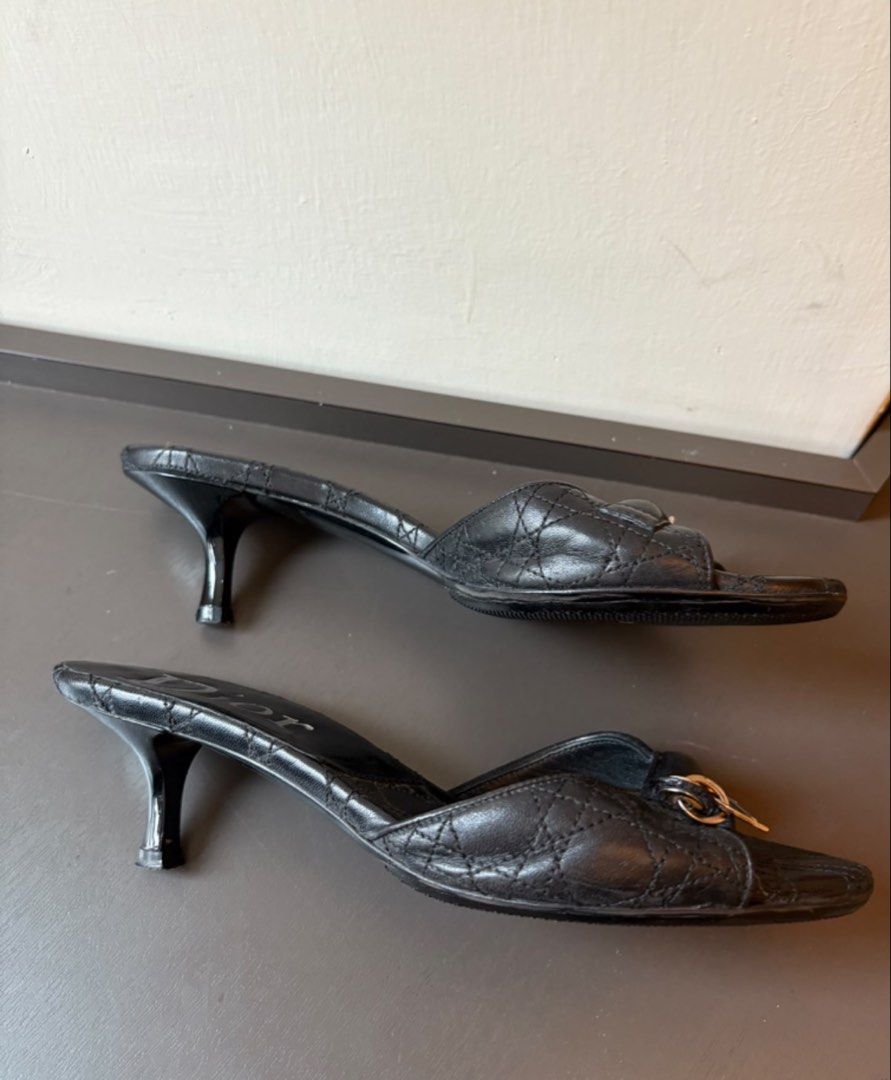Dior y2k signature kitten heels （分類：高跟鞋）位於 Hong Kong。 由 iamnotyourex 提交（商品編號 1451284862，圖片 3）。簡介： Y2K必備 超級靚嘅Dior鞋 呢個走有錢都買唔到 買少見少 新舊如圖 Condition良好 喺日本中古店買。