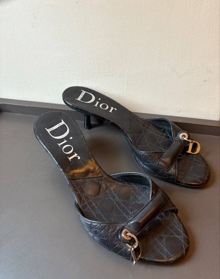 Dior y2k signature kitten heels （分類：高跟鞋）位於 Hong Kong。 由 iamnotyourex 提交（商品編號 1451284862，圖片 1）。簡介： Y2K必備 超級靚嘅Dior鞋 呢個走有錢都買唔到 買少見少 新舊如圖 Condition良好 喺日本中古店買。