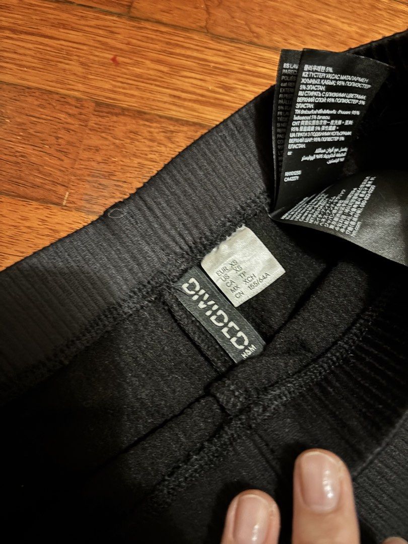 Divided H&M BLACK Ribbed Flared Pants (Category: Other Bottoms) located in Petaling Jaya. Submitted by laundrytherapy (Listing ID 1451222210, Image 2). Description: - Black ribbed flared pants from Divided by H&M - High waisted with a stretchy waistband - Flare starts from the knee down - Raw hem at the bottom - Comfortable and stylish for casual or dressed-up looks.