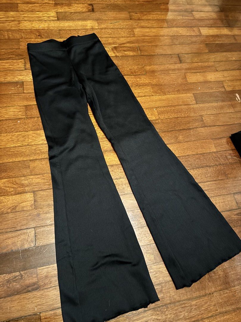Divided H&M BLACK Ribbed Flared Pants (Category: Other Bottoms) located in Petaling Jaya. Submitted by laundrytherapy (Listing ID 1451222210, Image 1). Description: - Black ribbed flared pants from Divided by H&M - High waisted with a stretchy waistband - Flare starts from the knee down - Raw hem at the bottom - Comfortable and stylish for casual or dressed-up looks.